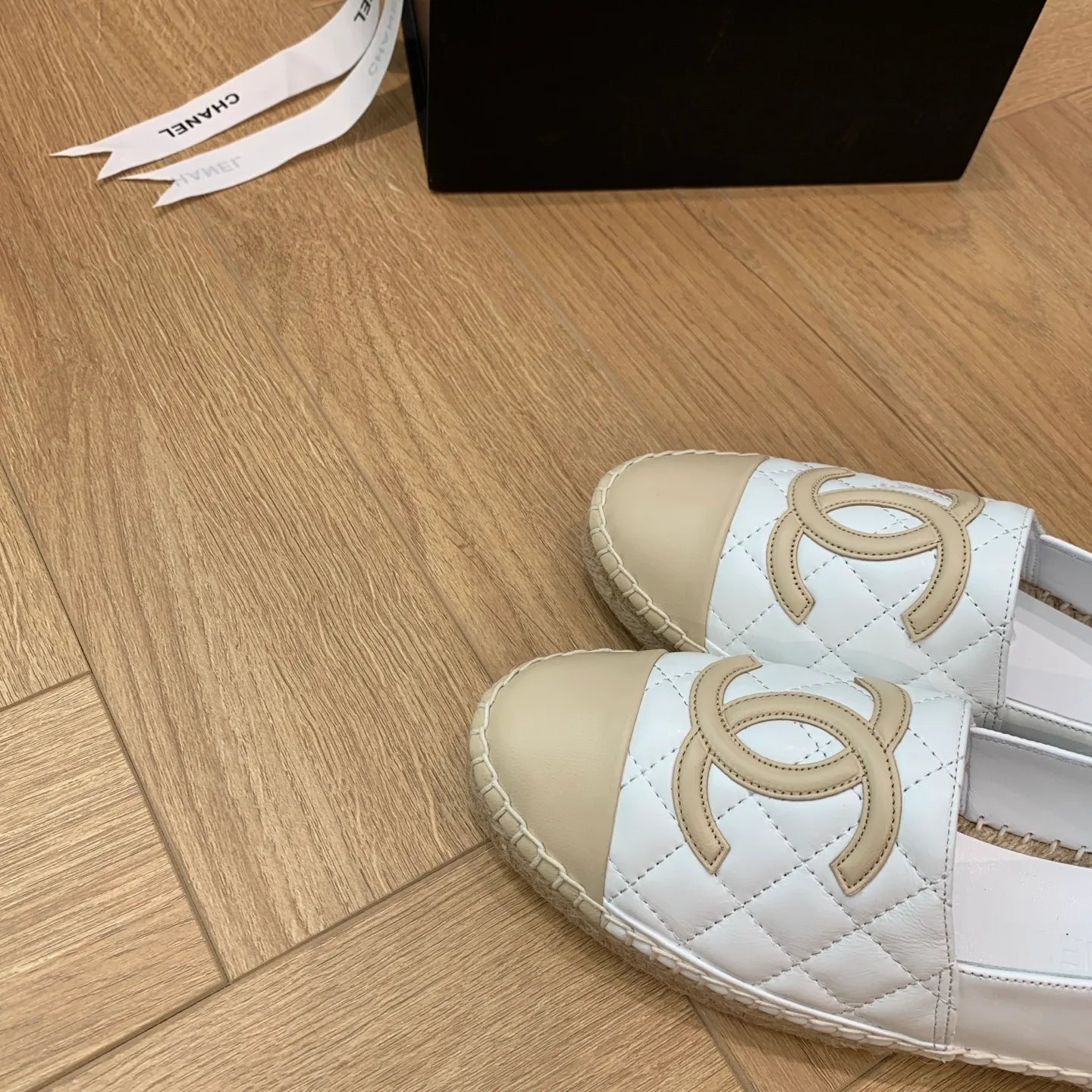 👟👟Ex-factory price 480👟👟 👑New colors are coming ✌️The new version of Chanel fisherman shoes is coming❗️Delivered in a complete set of top-notch packaging. The quality of my fisherman shoes has not been introduced much, everyone who has tried it knows it! The original customized upper, and my outsole is the original translucent outsole, the opaque outsole is the wrong version, full set of authentic packaging ❗️ size: 35-40, running price